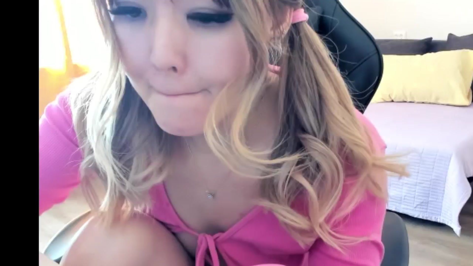Gallery image thumbnail from Juicy_Cherry6's myfreecams stream on, 07/22/2024, 04:03 image 1 of 20