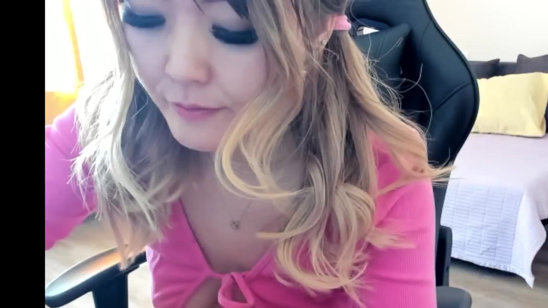 Gallery image thumbnail from Juicy_Cherry6's myfreecams stream on, 07/22/2024, 04:03 image 8 of 20