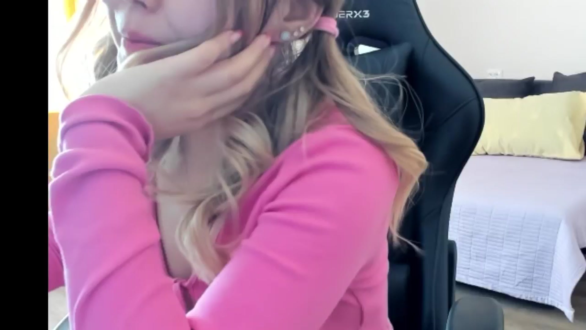Gallery image thumbnail from Juicy_Cherry6's myfreecams stream on, 07/22/2024, 06:56 image 7 of 20
