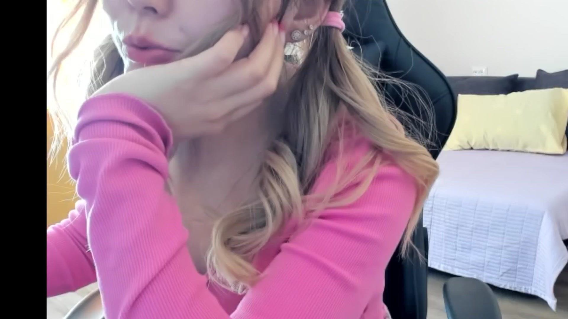 Gallery image thumbnail from Juicy_Cherry6's myfreecams stream on, 07/22/2024, 06:56 image 6 of 20