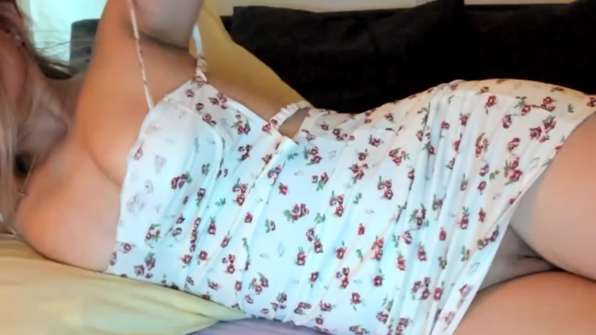 Gallery image thumbnail from Juicy_Cherry6's myfreecams stream on, 10/13/2024, 06:53 image 16 of 20