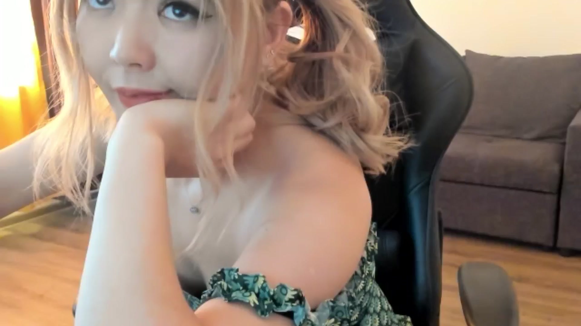 Gallery image thumbnail from Juicy_Cherry6's myfreecams stream on, 03/12/2025, 05:36 image 7 of 20