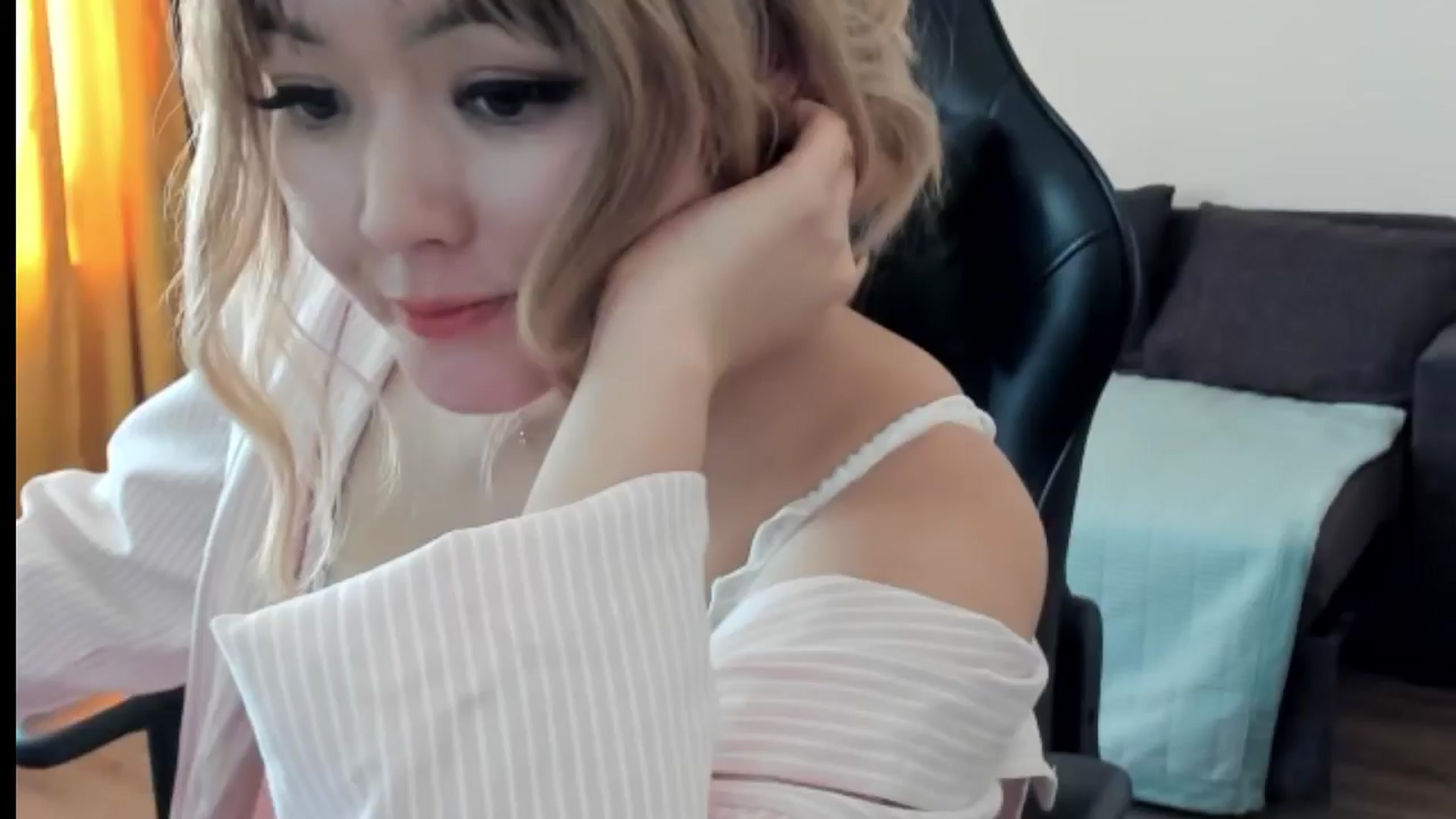 Gallery image thumbnail from Juicy_Cherry6's myfreecams stream on, 04/17/2025, 06:59 image 2 of 20