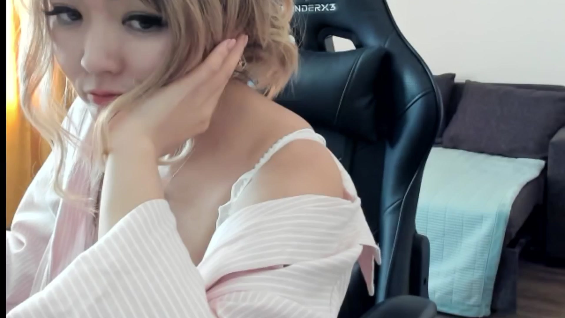 Gallery image thumbnail from Juicy_Cherry6's myfreecams stream on, 04/17/2025, 06:59 image 5 of 20