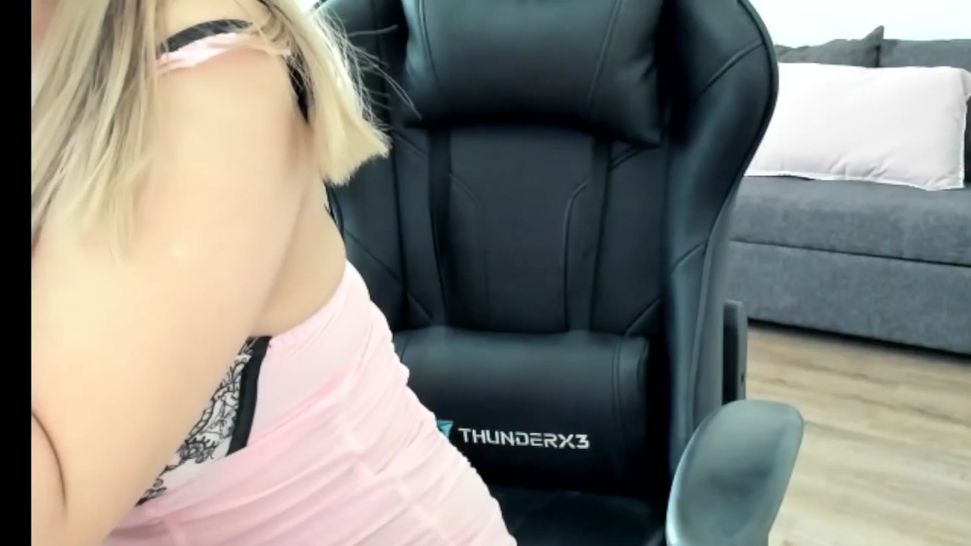Gallery image thumbnail from Juicy_Cherry6's myfreecams stream on, 06/15/2025, 07:45 image 7 of 20
