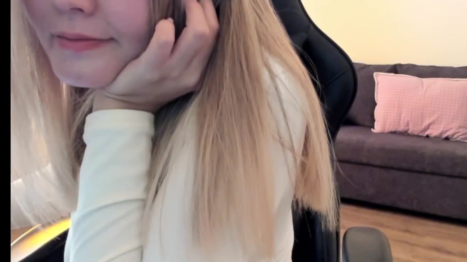 Gallery image thumbnail from Juicy_Cherry6's myfreecams stream on, 10/17/2025, 05:08 image 16 of 20