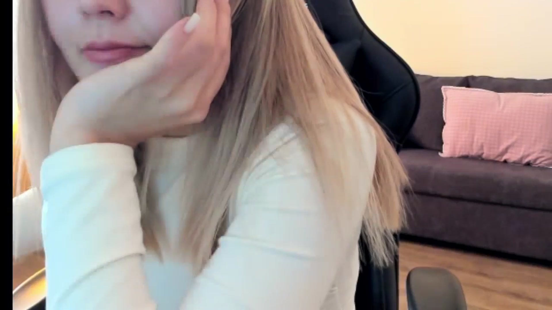 Gallery image thumbnail from Juicy_Cherry6's myfreecams stream on, 10/17/2025, 05:08 image 17 of 20
