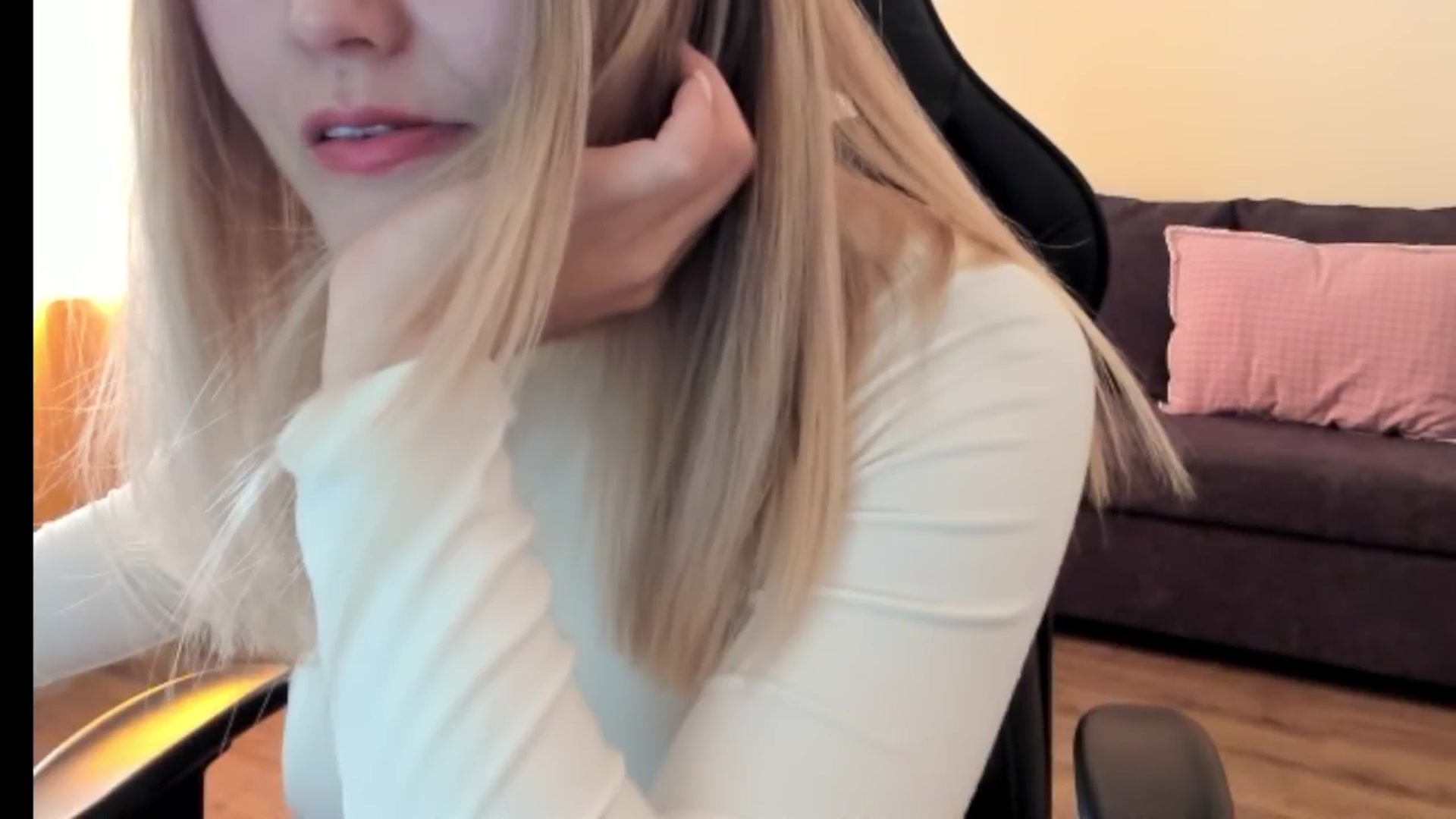 Gallery image thumbnail from Juicy_Cherry6's myfreecams stream on, 10/17/2025, 05:08 image 9 of 20