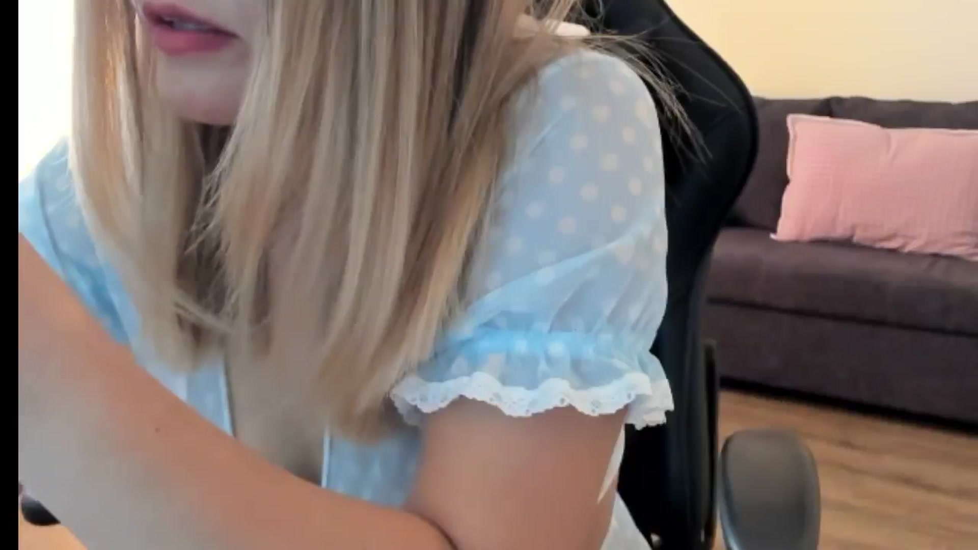 Gallery image thumbnail from Juicy_Cherry6's myfreecams stream on, 10/19/2025, 06:43 image 9 of 20