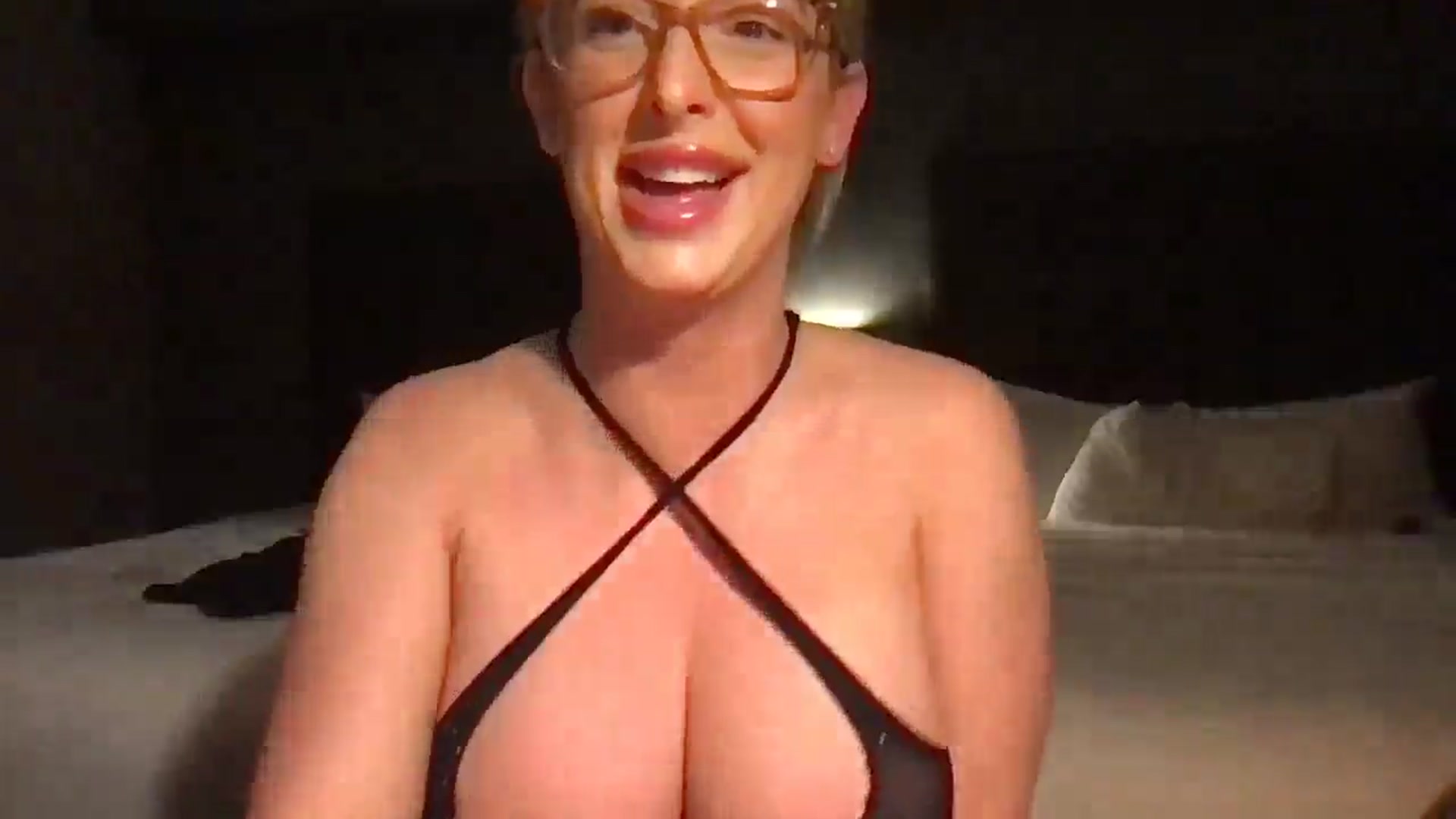 Gallery image thumbnail from Juicy_Chloe's myfreecams stream on, 10/02/2025, 04:00 image 17 of 20