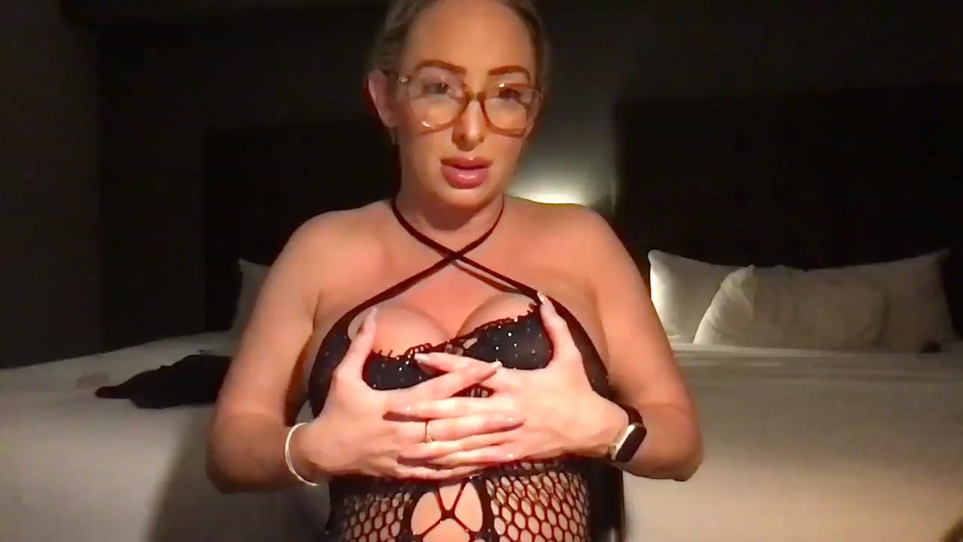 Gallery image thumbnail from Juicy_Chloe's myfreecams stream on, 10/02/2025, 04:00 image 19 of 20