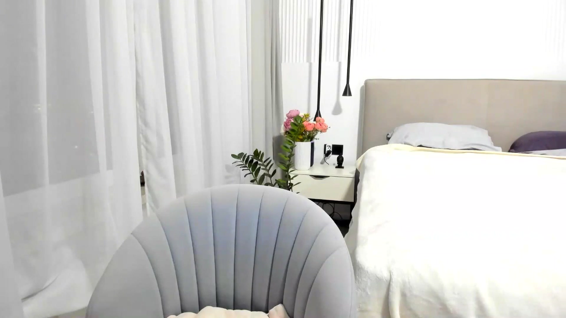 Gallery image thumbnail from Juicy_lips's myfreecams stream on, 05/30/2025, 21:36 image 15 of 20