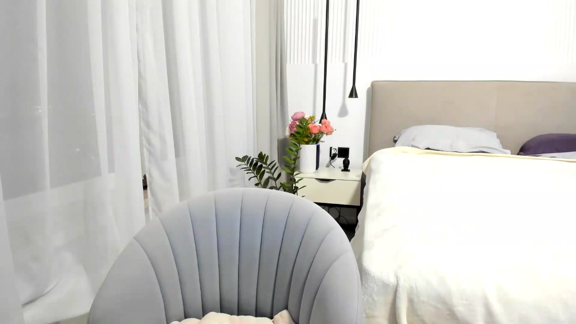 Gallery image thumbnail from Juicy_lips's myfreecams stream on, 05/30/2025, 21:36 image 14 of 20