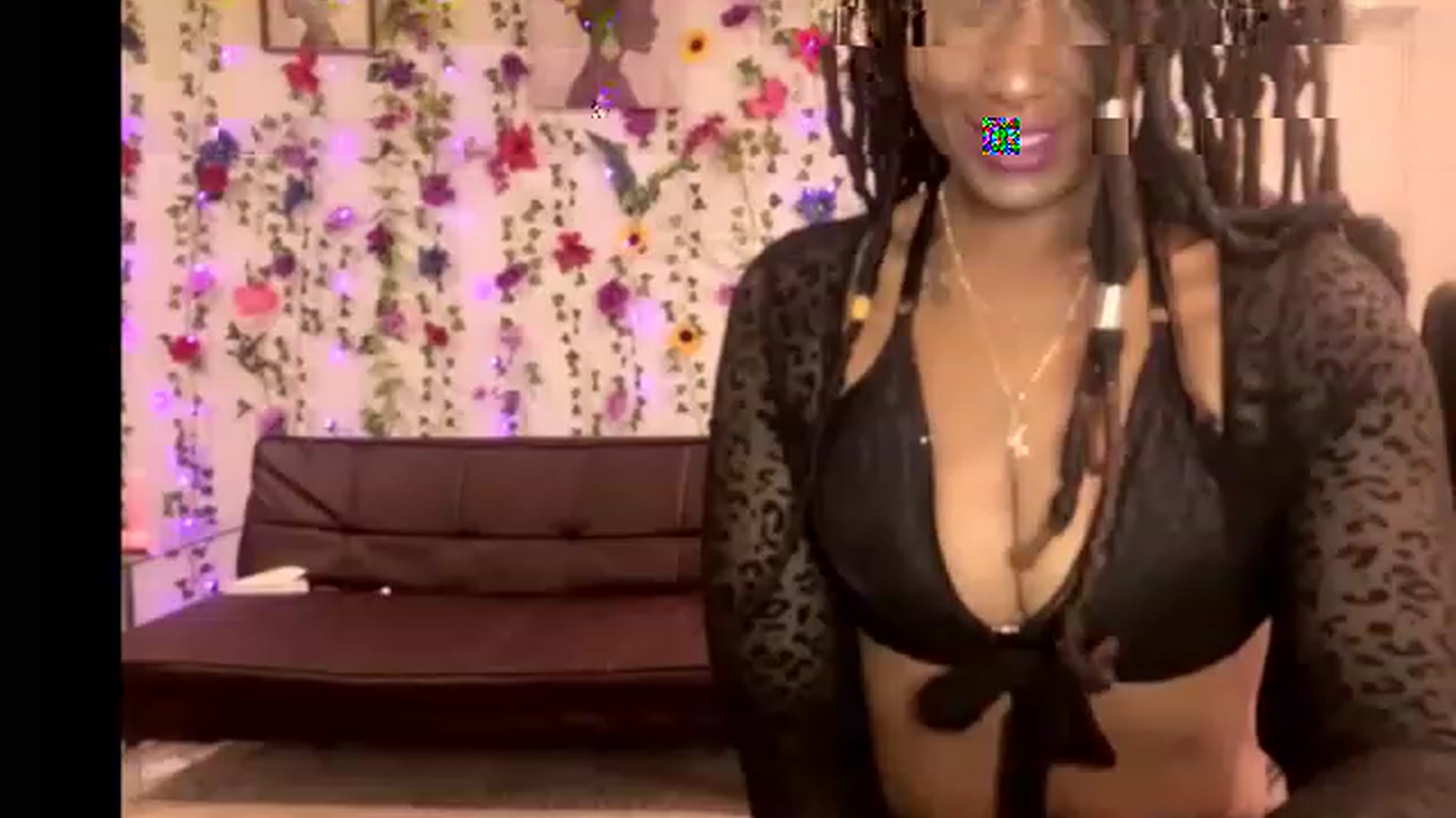 Gallery image thumbnail from Juicyblaque's myfreecams stream on, 03/18/2023, 11:43 image 16 of 20