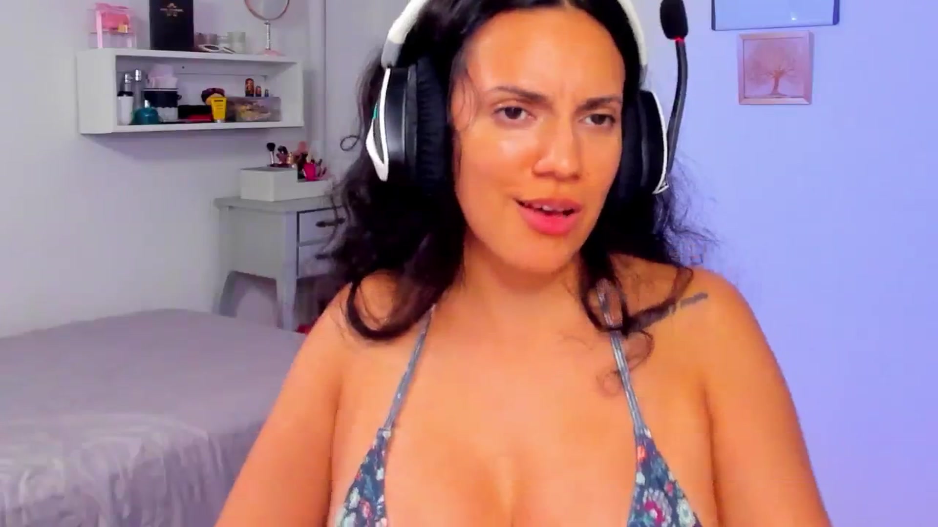 Gallery image thumbnail from Juicyveronik's myfreecams stream on, 06/27/2024, 05:15 image 19 of 20