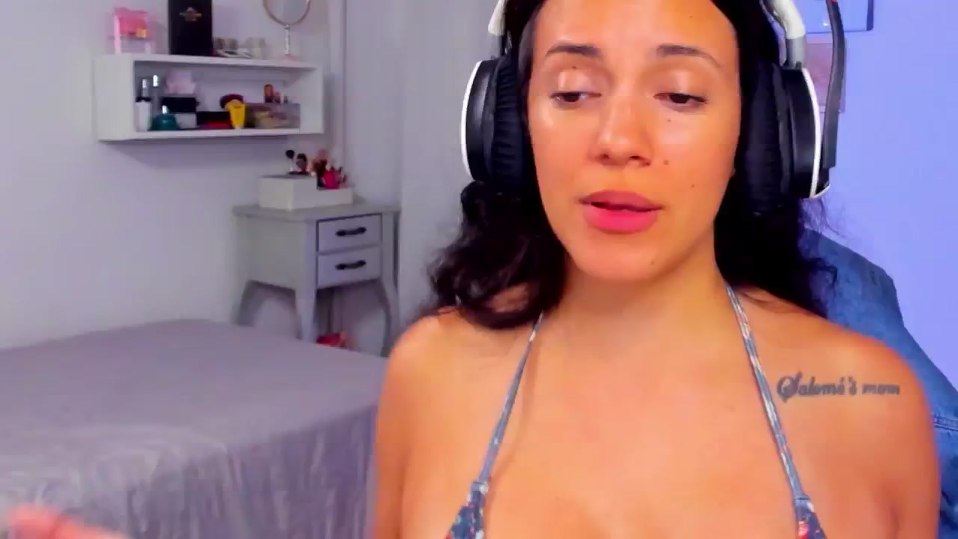 Gallery image thumbnail from Juicyveronik's myfreecams stream on, 06/27/2024, 05:15 image 12 of 20