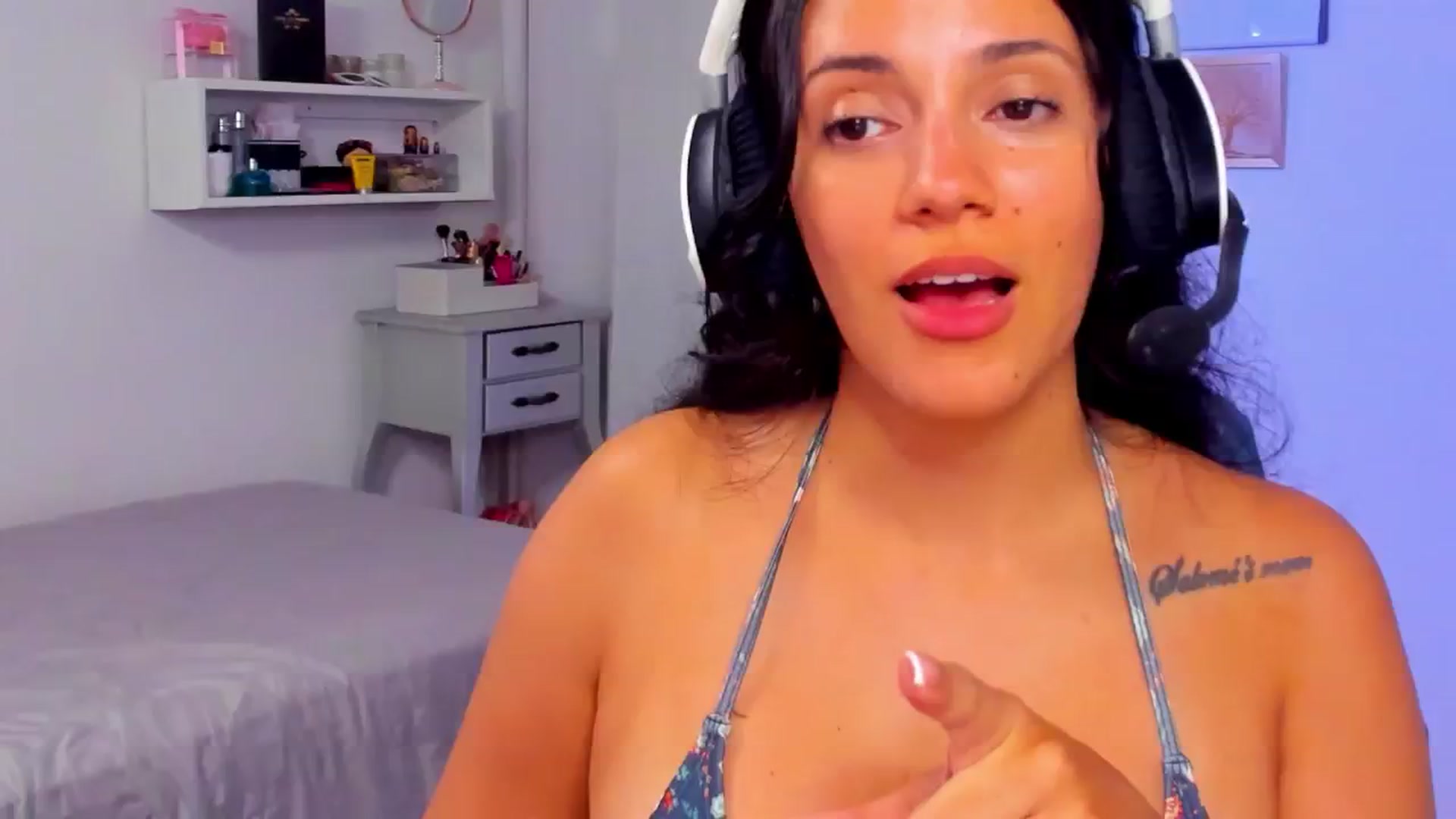 Gallery image thumbnail from Juicyveronik's myfreecams stream on, 06/27/2024, 05:15 image 4 of 20