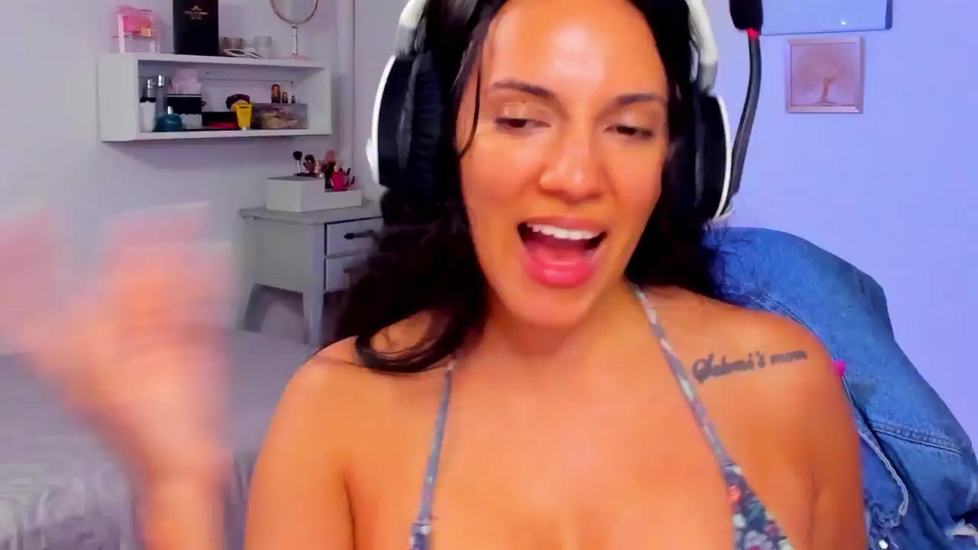 Gallery image thumbnail from Juicyveronik's myfreecams stream on, 06/27/2024, 05:15 image 8 of 20
