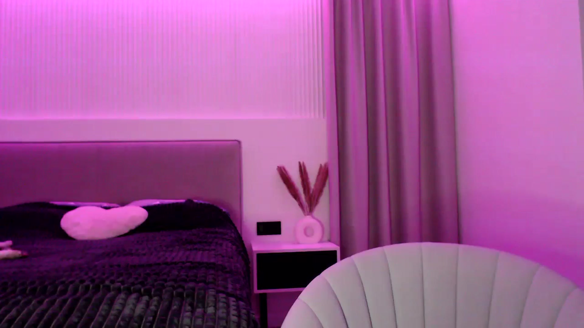 Gallery image thumbnail from Juicyylips's myfreecams stream on, 10/24/2023, 21:20 image 2 of 20