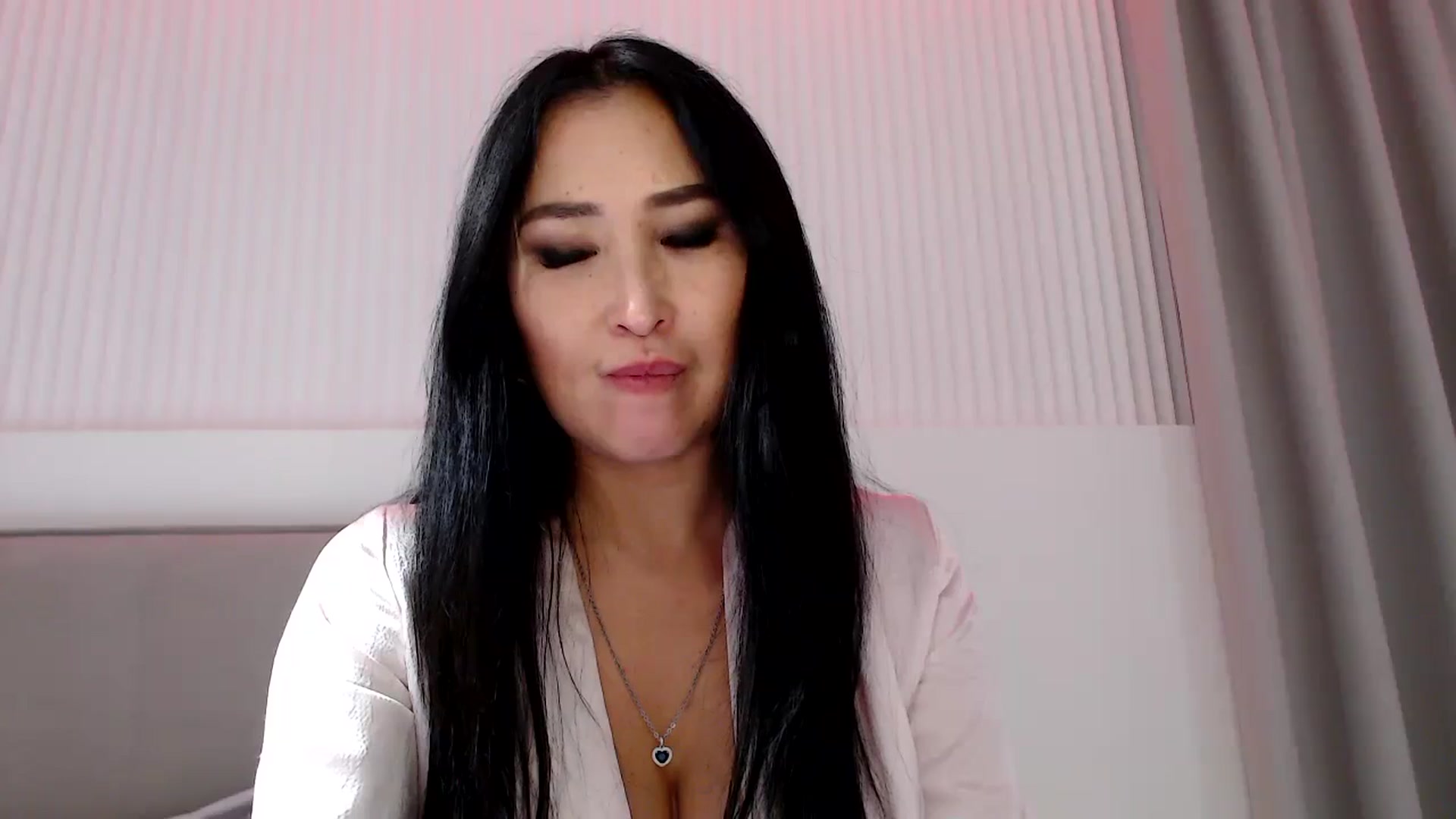 Gallery image thumbnail from Juicyylips's myfreecams stream on, 11/04/2023, 21:10 image 6 of 20