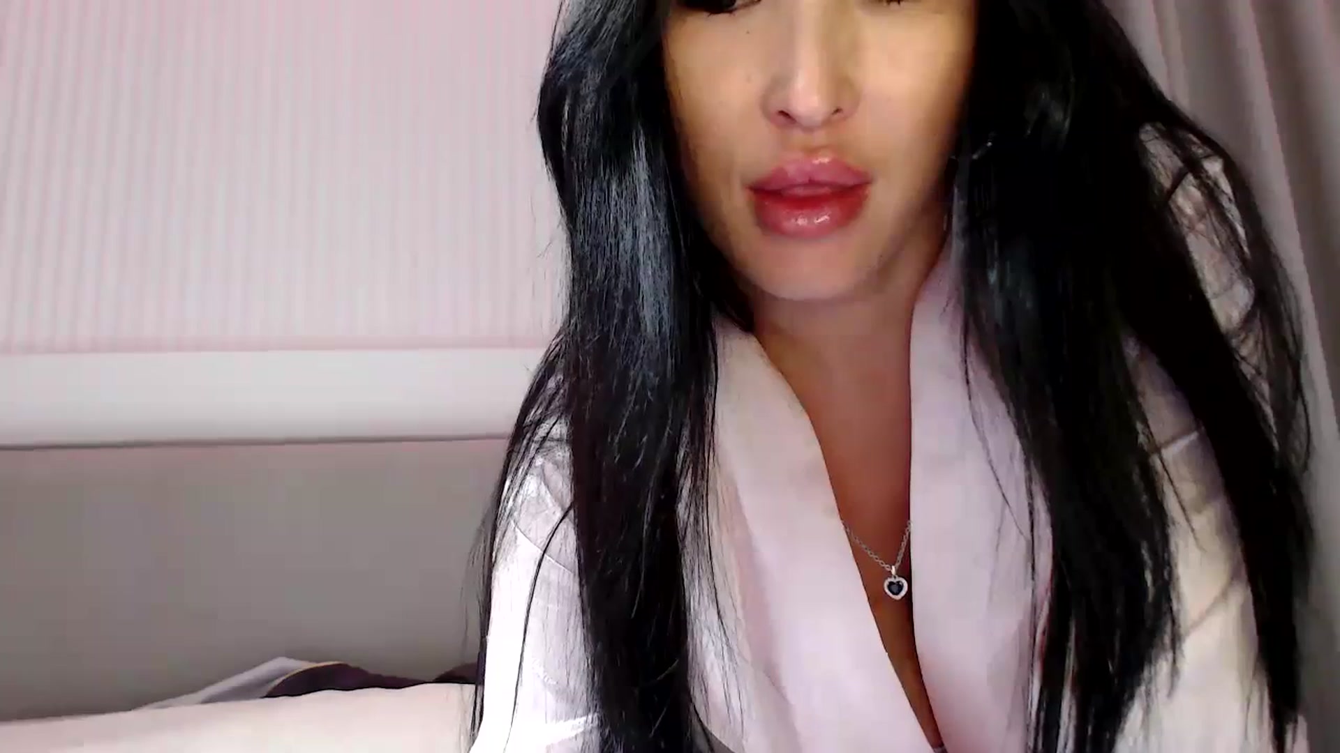 Gallery image thumbnail from Juicyylips's myfreecams stream on, 11/04/2023, 21:10 image 16 of 20