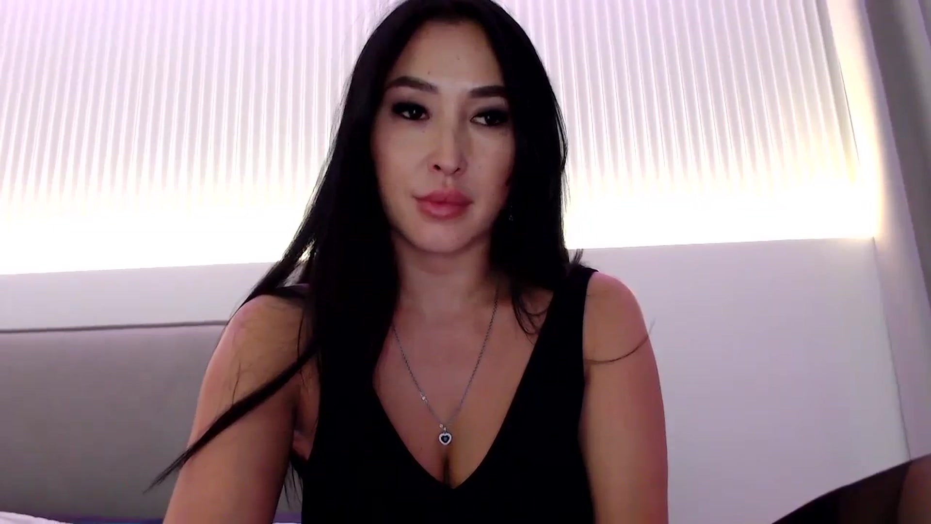 Gallery image thumbnail from Juicyylips's myfreecams stream on, 11/11/2023, 19:45 image 3 of 20