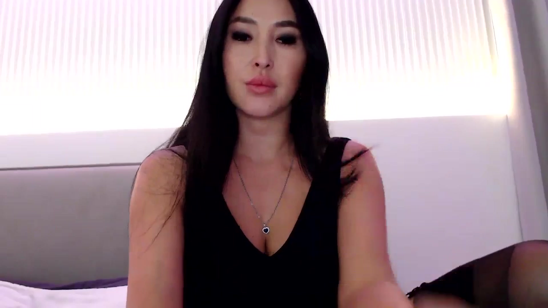 Gallery image thumbnail from Juicyylips's myfreecams stream on, 11/11/2023, 19:45 image 4 of 20