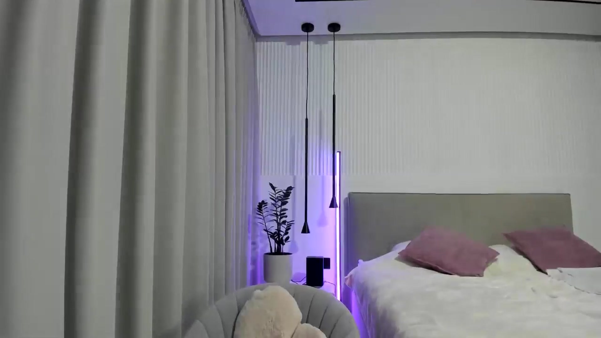 Gallery image thumbnail from Juicyylips's myfreecams stream on, 10/17/2024, 21:25 image 6 of 20