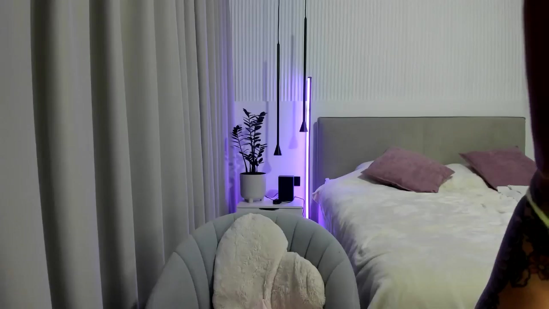 Gallery image thumbnail from Juicyylips's myfreecams stream on, 10/17/2024, 22:23 image 9 of 20