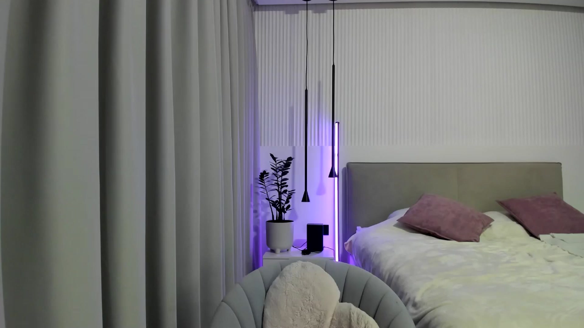 Gallery image thumbnail from Juicyylips's myfreecams stream on, 10/17/2024, 22:23 image 11 of 20
