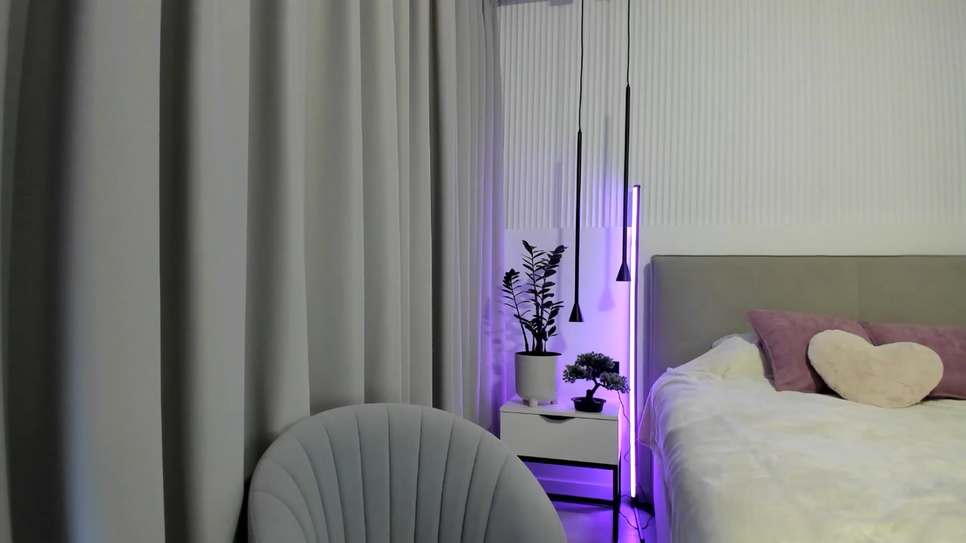 Gallery image thumbnail from Juicyylips's myfreecams stream on, 10/19/2024, 18:15 image 11 of 20