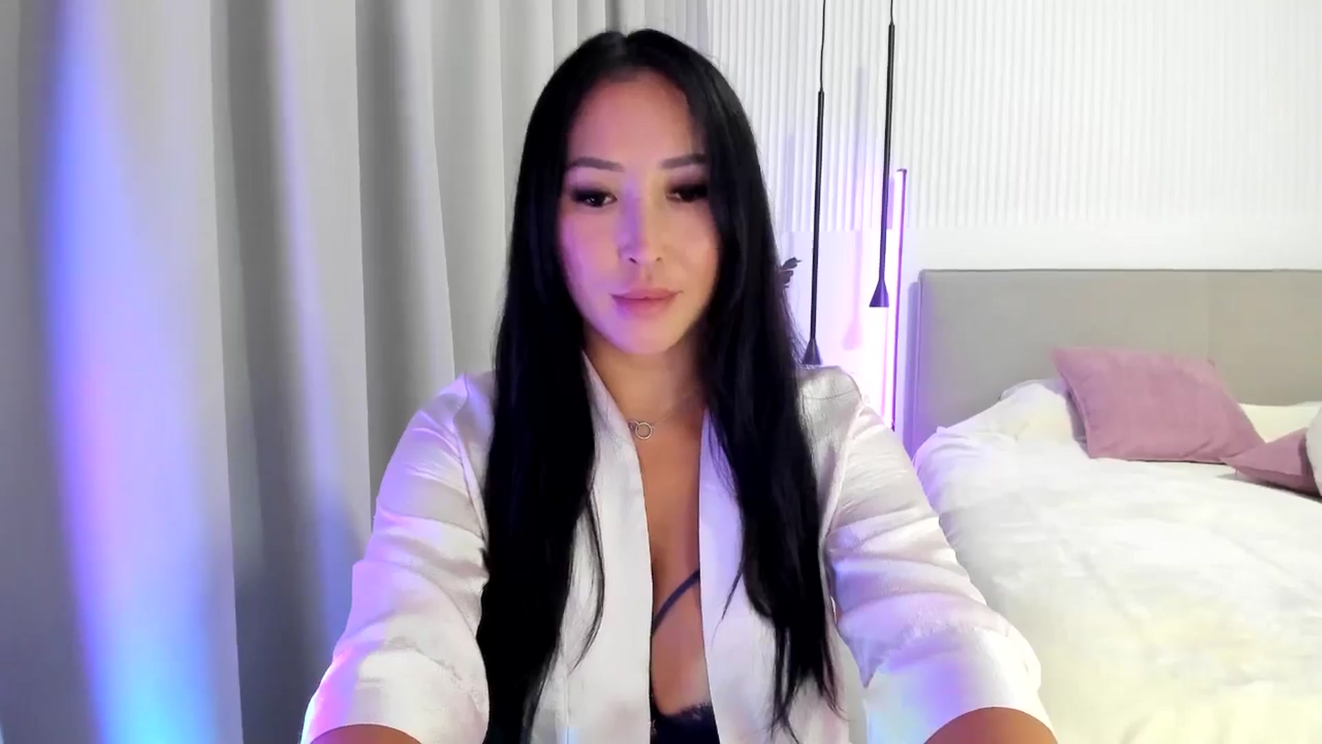 Gallery image thumbnail from Juicyylips's myfreecams stream on, 10/19/2024, 20:40 image 12 of 20