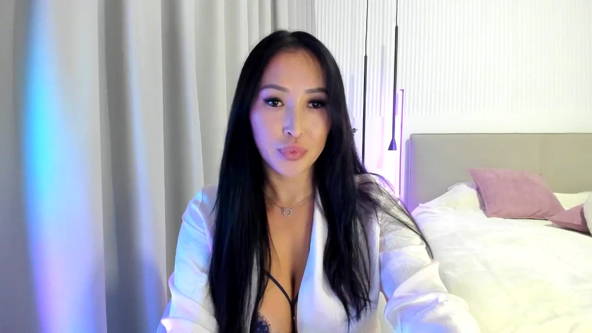 Gallery image thumbnail from Juicyylips's myfreecams stream on, 10/19/2024, 20:40 image 4 of 20