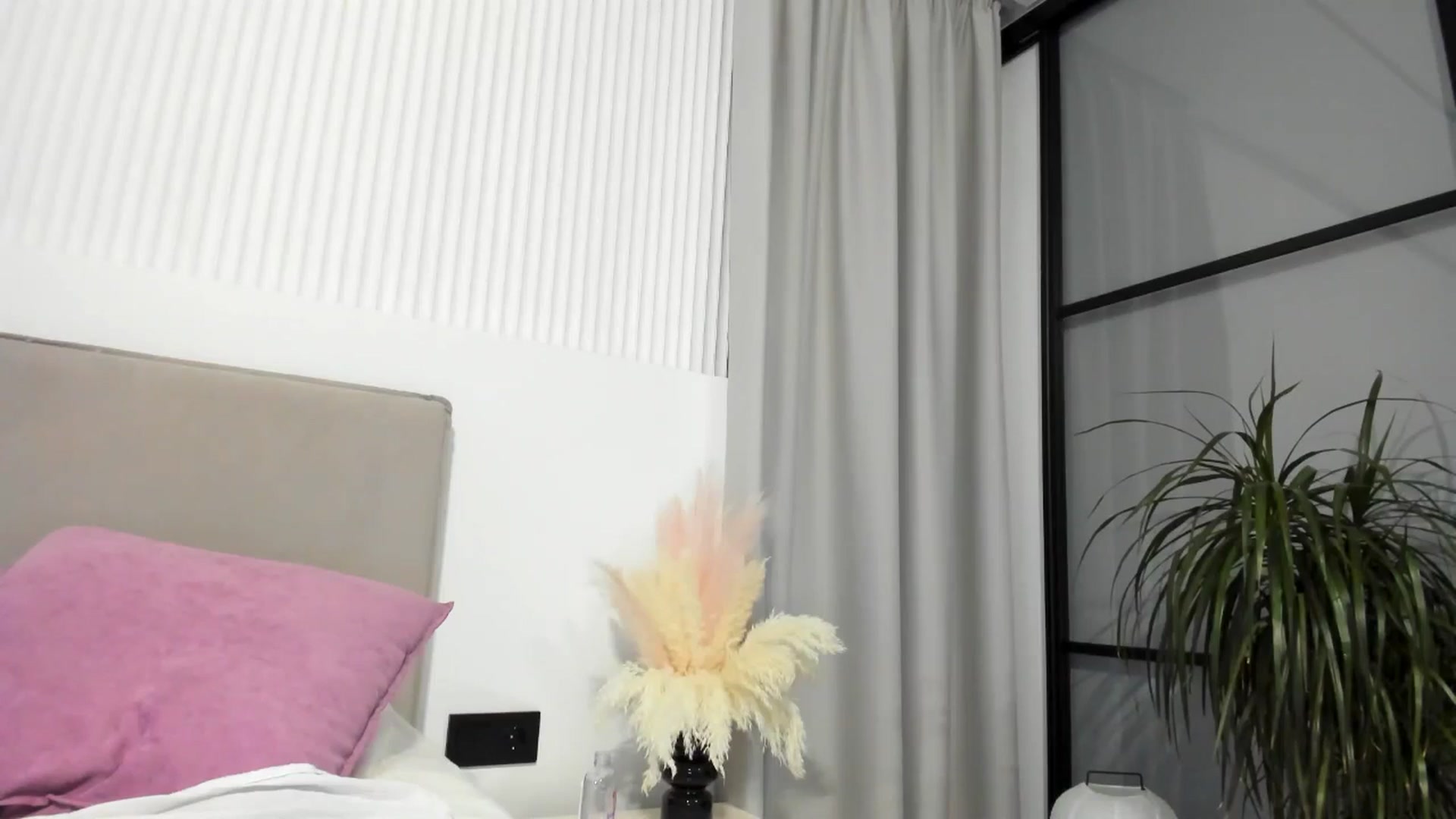 Gallery image thumbnail from Juicyylips's myfreecams stream on, 02/24/2025, 15:18 image 7 of 20