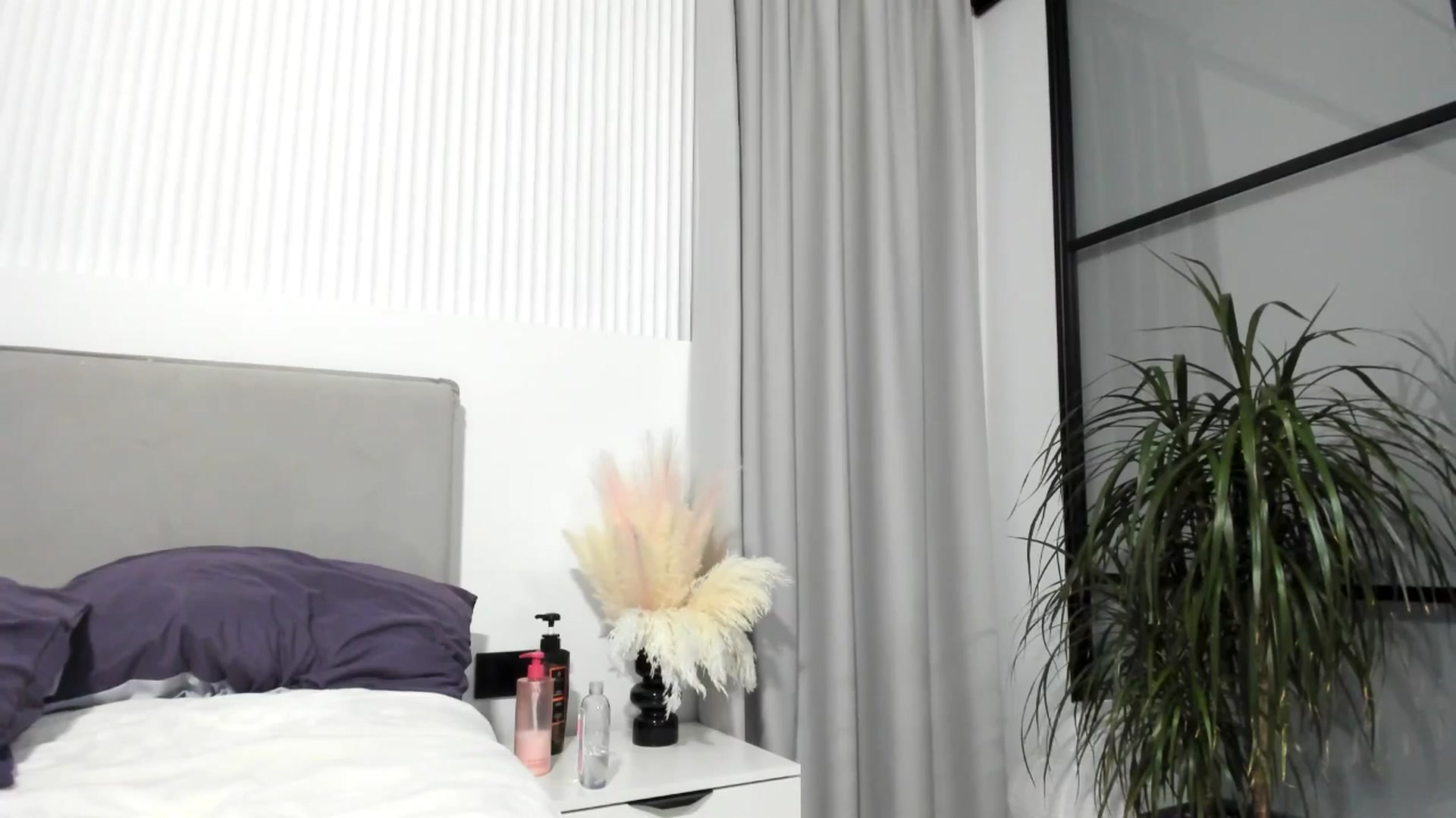 Gallery image thumbnail from Juicyylips's myfreecams stream on, 03/11/2025, 16:00 image 15 of 20