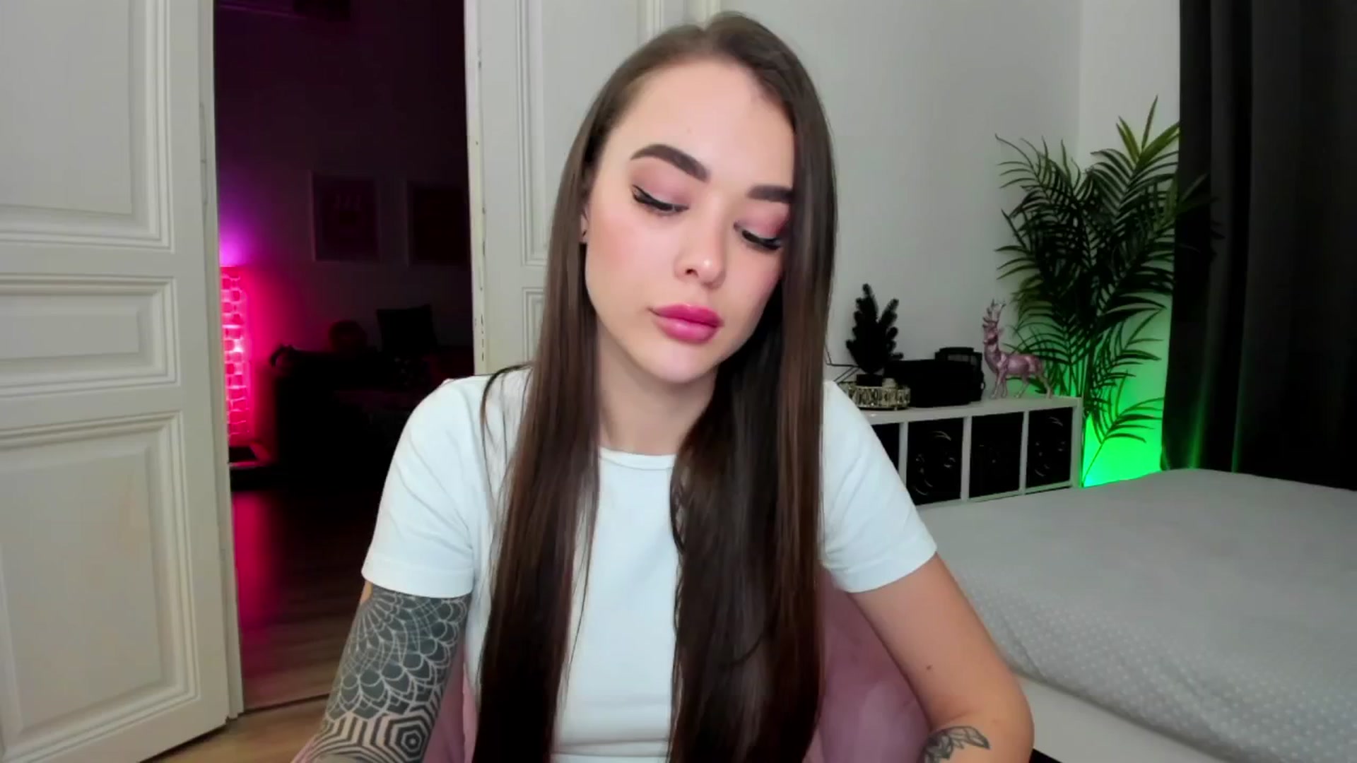 Gallery image thumbnail from Jul_la_la's myfreecams stream on, 12/17/2024, 17:40 image 7 of 20