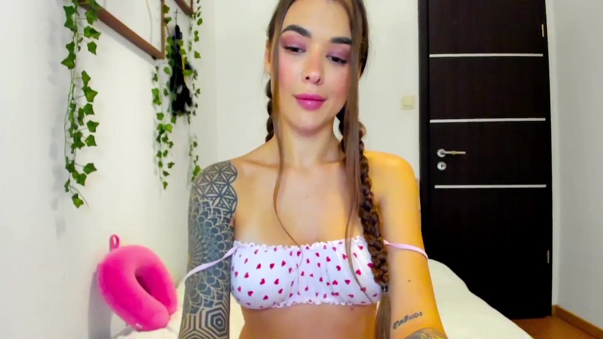 Gallery image thumbnail from Jul_la_la's myfreecams stream on, 10/14/2025, 21:06 image 18 of 20