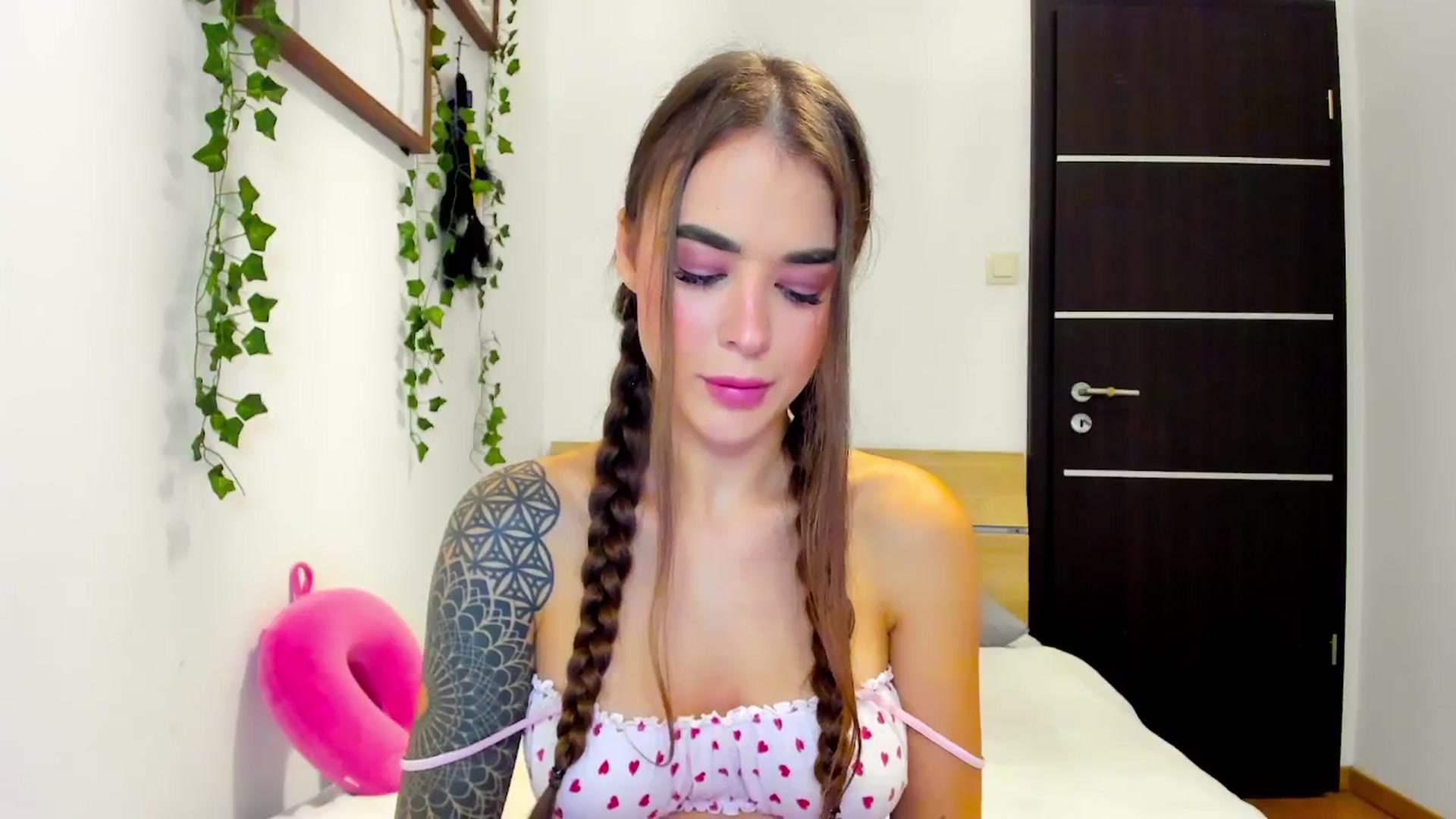 Gallery image thumbnail from Jul_la_la's myfreecams stream on, 10/14/2025, 21:06 image 6 of 20