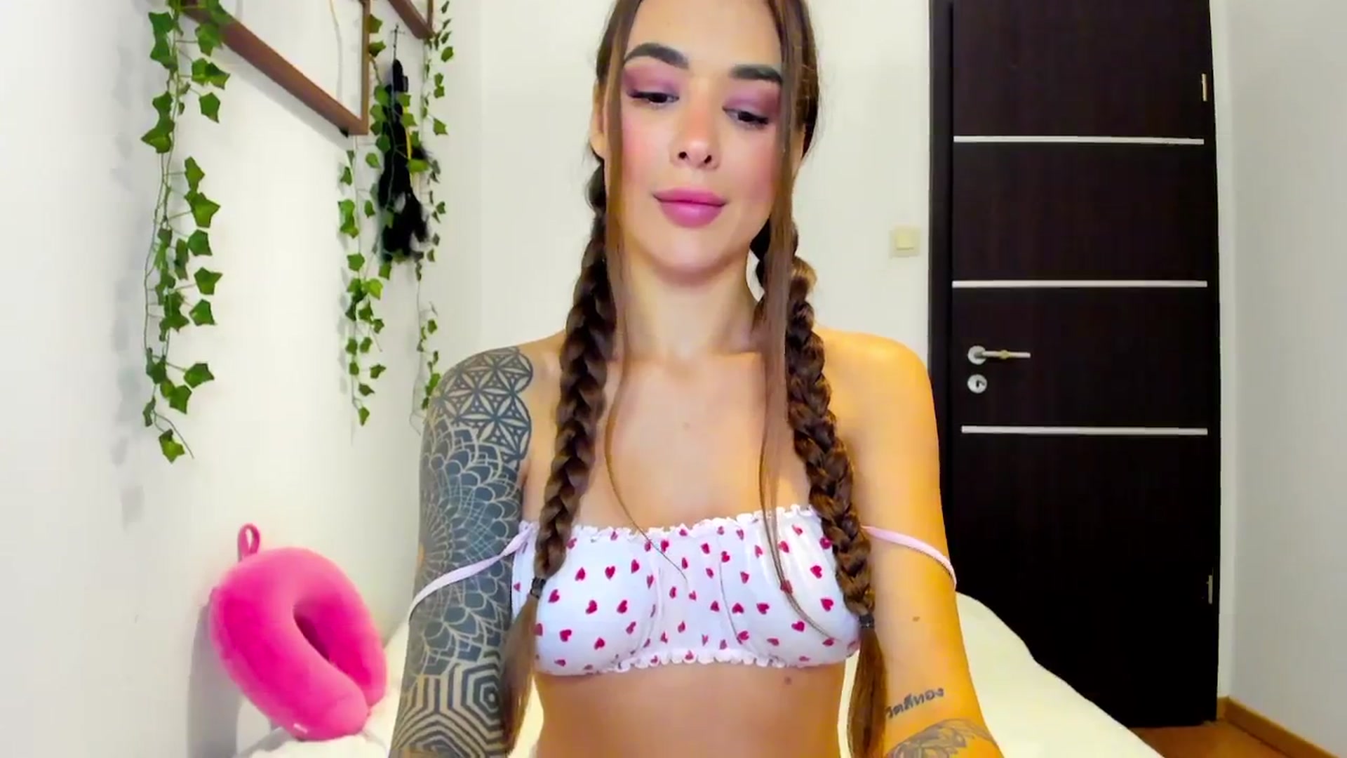 Gallery image thumbnail from Jul_la_la's myfreecams stream on, 10/14/2025, 21:06 image 15 of 20