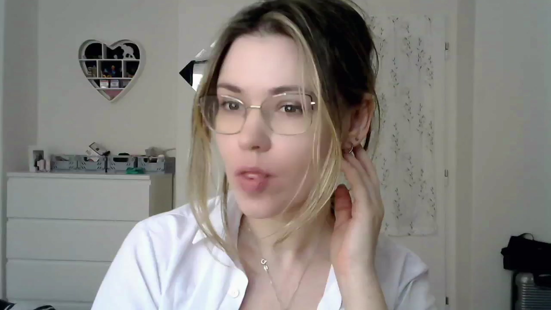 Gallery image thumbnail from Jules__'s myfreecams stream on, 03/05/2025, 09:55 image 3 of 20