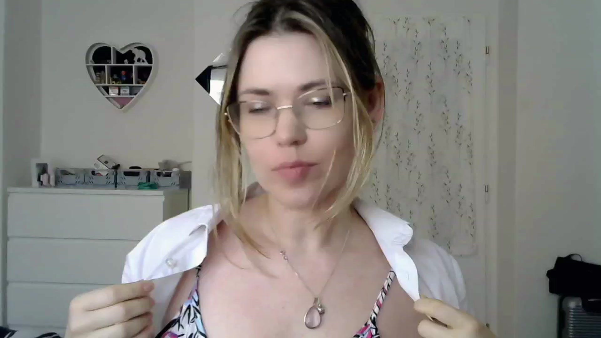 Gallery image thumbnail from Jules__'s myfreecams stream on, 03/05/2025, 09:55 image 9 of 20