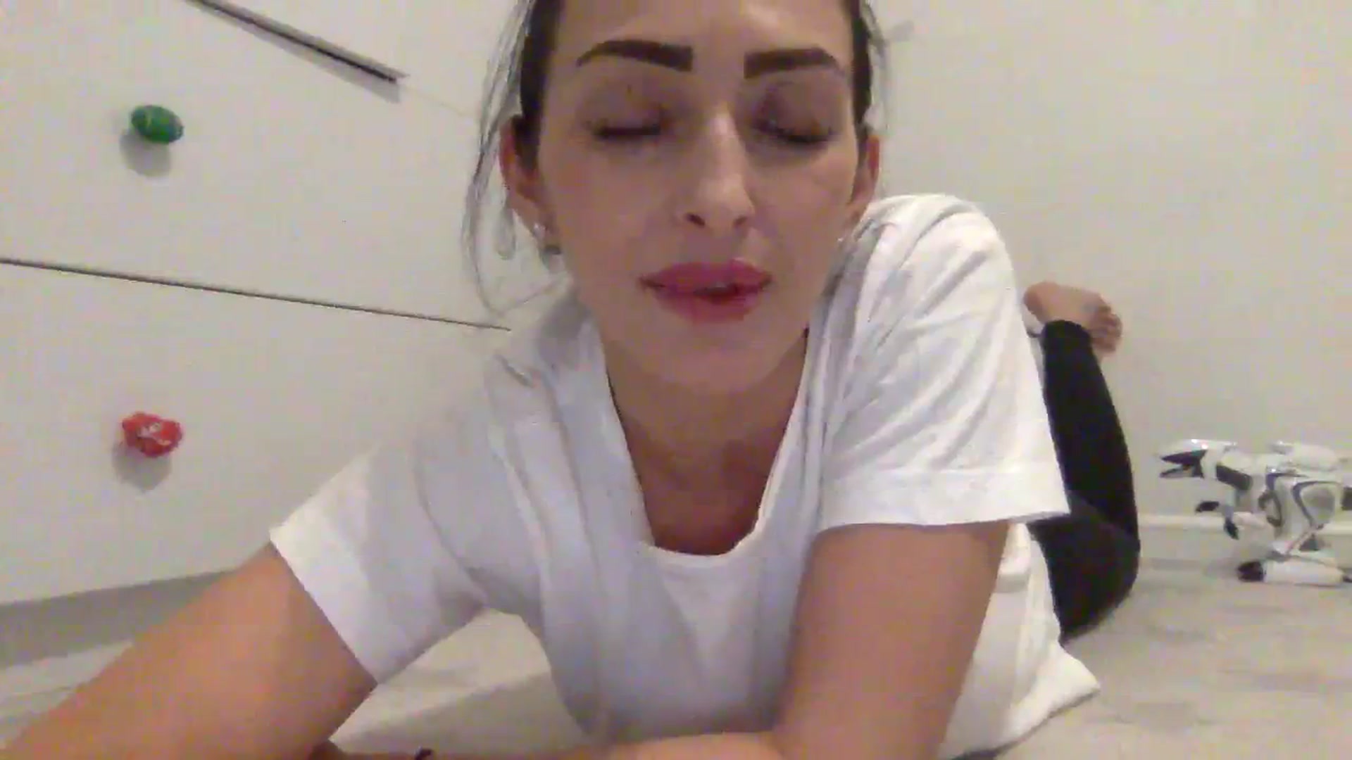 Gallery image thumbnail from Julia0410's myfreecams stream on, 12/13/2023, 18:16 image 12 of 20