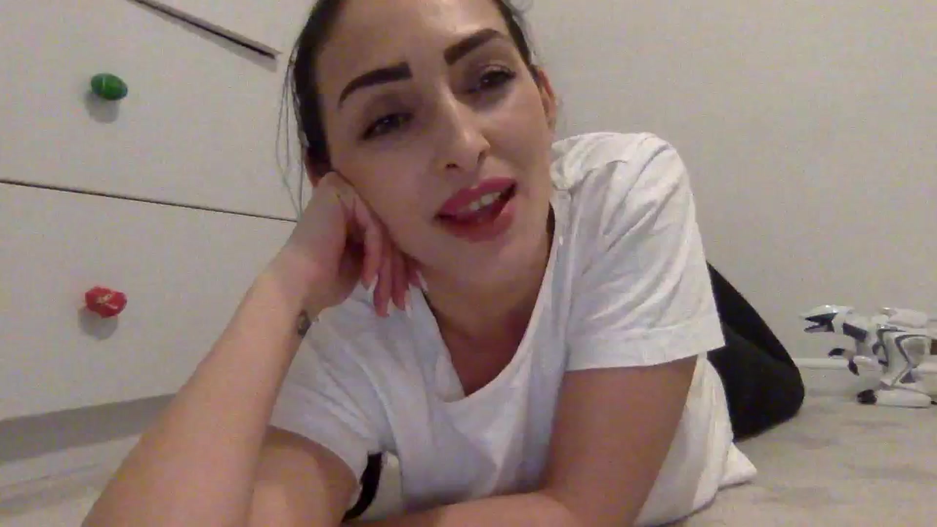 Gallery image thumbnail from Julia0410's myfreecams stream on, 12/13/2023, 18:16 image 14 of 20