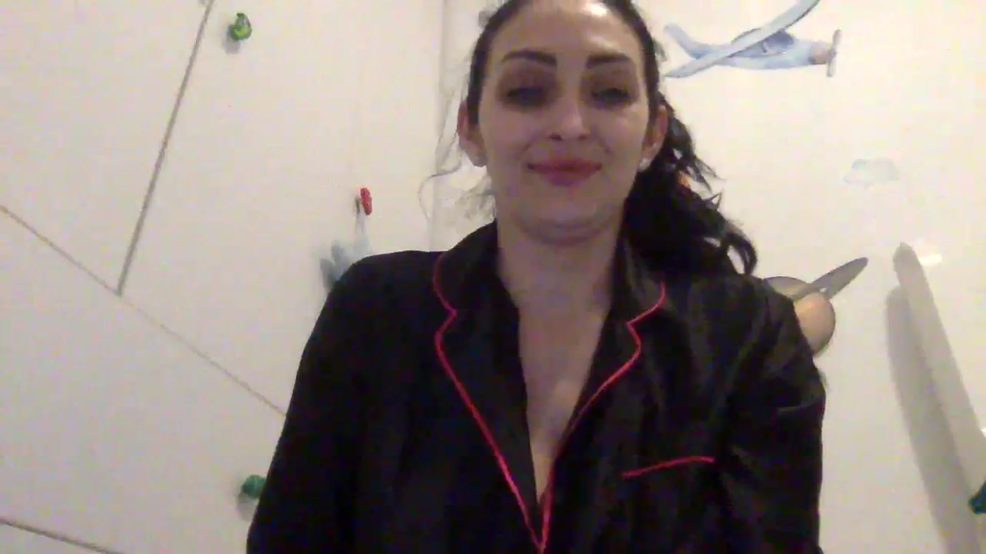 Gallery image thumbnail from Julia0410's myfreecams stream on, 01/08/2024, 13:42 image 17 of 20
