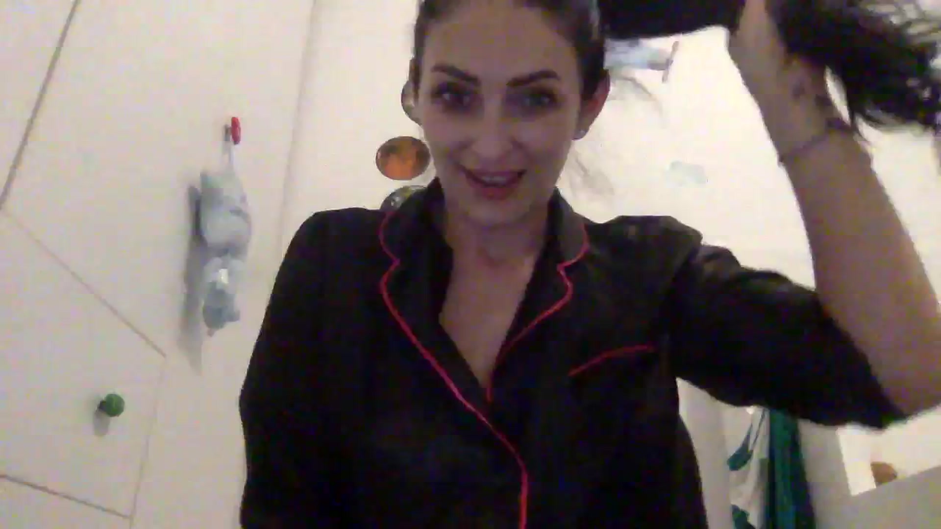 Gallery image thumbnail from Julia0410's myfreecams stream on, 01/08/2024, 13:42 image 10 of 20