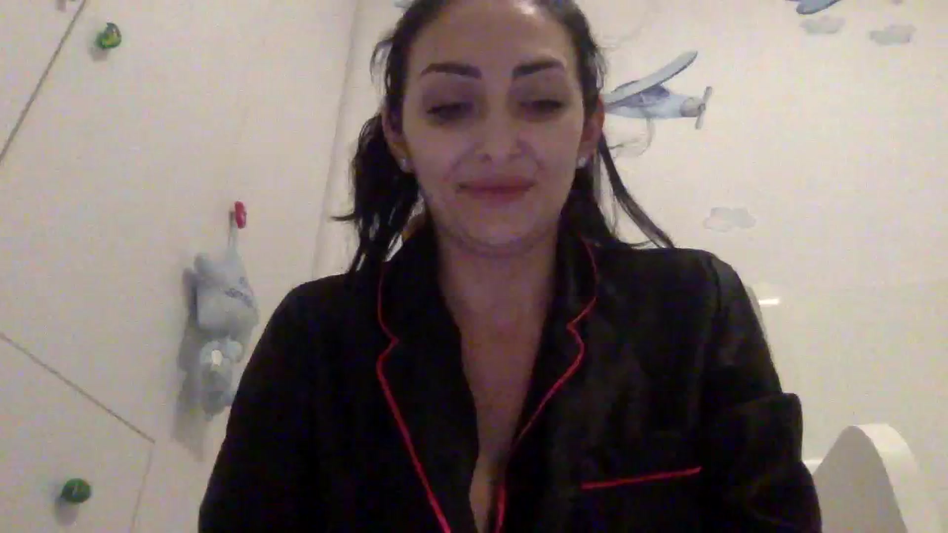 Gallery image thumbnail from Julia0410's myfreecams stream on, 01/08/2024, 19:08 image 19 of 20