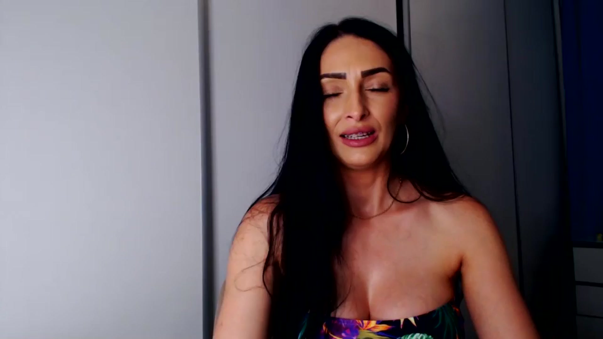 Gallery image thumbnail from Julia0410's myfreecams stream on, 05/25/2025, 15:17 image 19 of 20