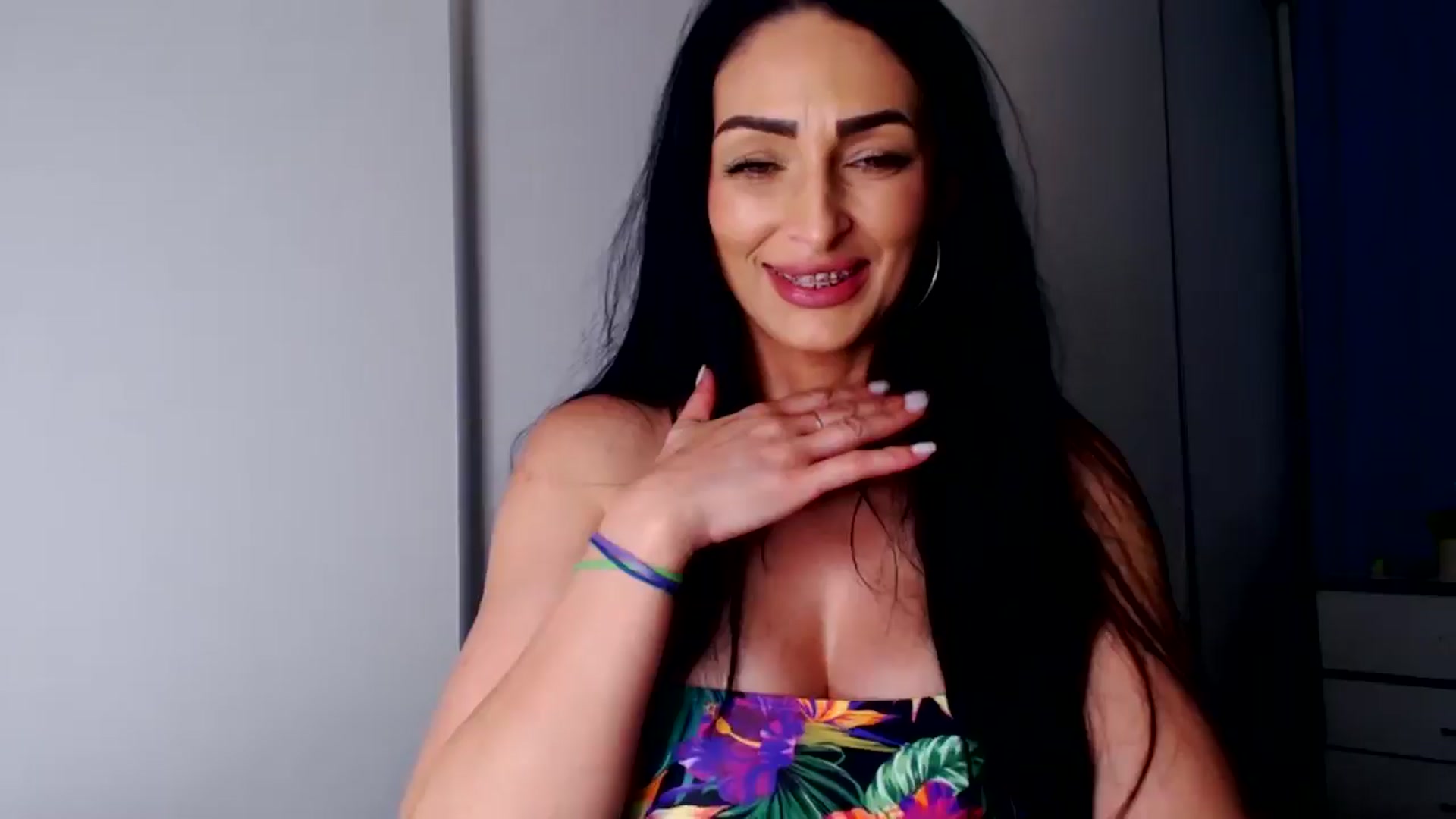 Gallery image thumbnail from Julia0410's myfreecams stream on, 05/25/2025, 15:17 image 15 of 20