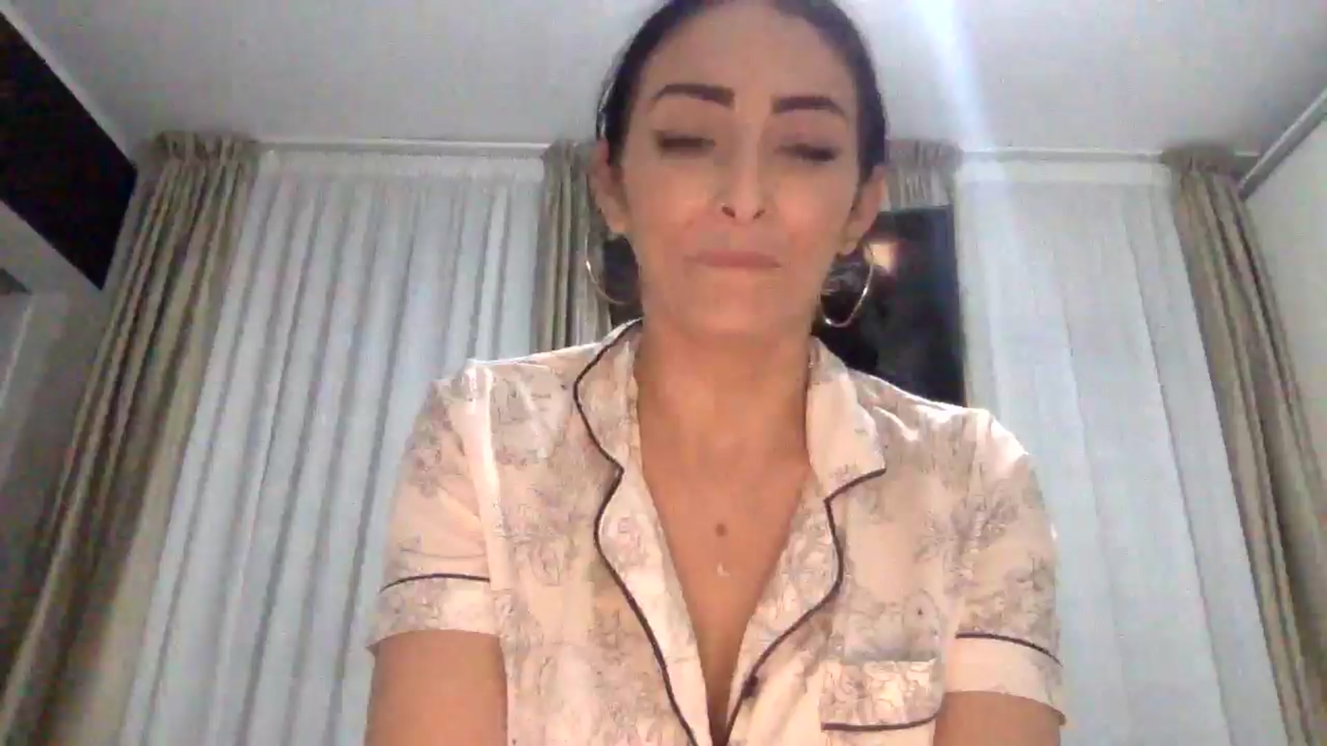 Gallery image thumbnail from Julia0410's myfreecams stream on, 12/21/2025, 19:29 image 1 of 20