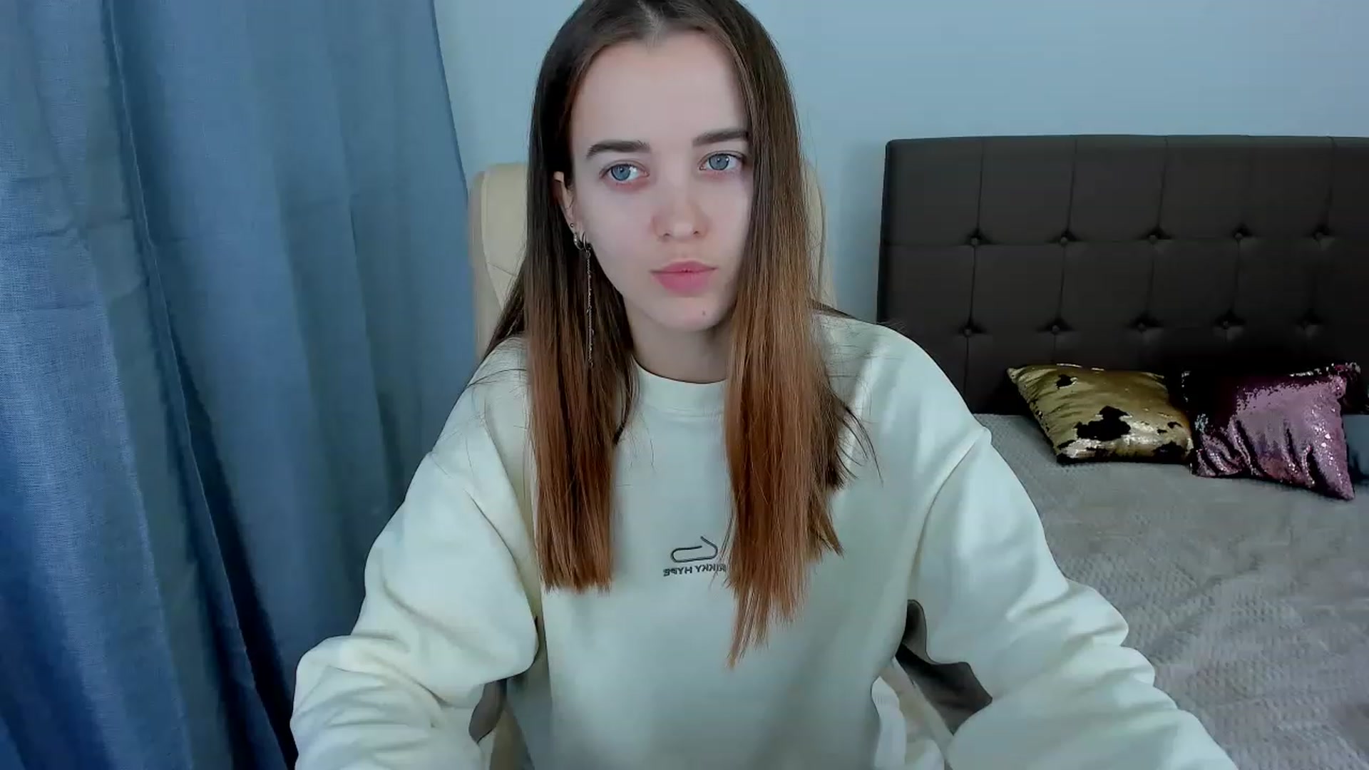 Gallery image thumbnail from JuliaDreamsi's myfreecams stream on, 12/01/2022, 11:47 image 16 of 20